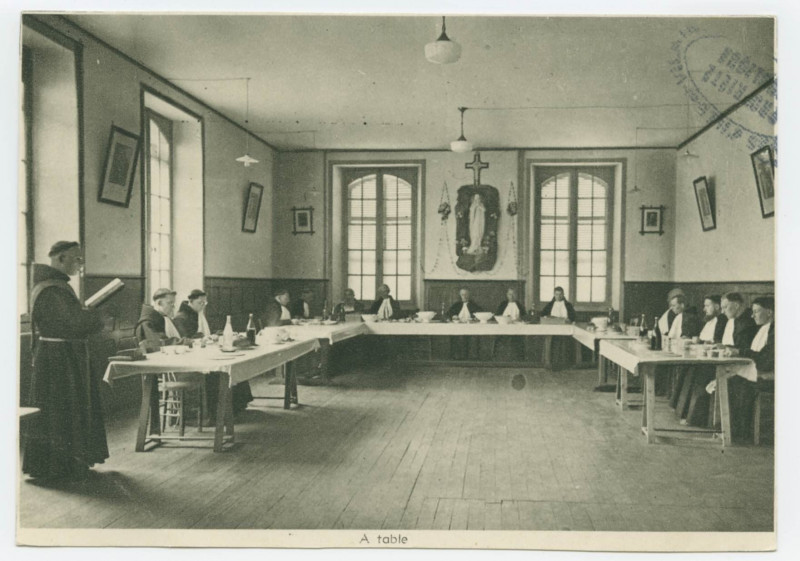 Carte postale ancienne A Table. 11. - La lecture vient apporter à l'âme sa nourriture, tandis que frère le corps refait ses forces en vue d'un service divin, toujours le 