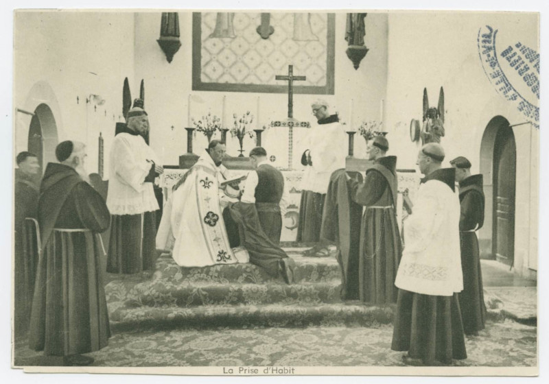 Carte postale ancienne La Prise D'Habit. 4. - Après une retraite préparatoire, le postulant revêt l'habit franciscain. Il rompt ainsi avec l'esprit du monde, pour prendre