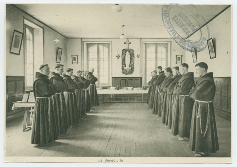 Carte postale ancienne Le Benedicite. 10. - Avant le repas, les Religieux implorent du Père Céleste le pain quotidien, et le prient de bénir leurs bienfaiteurs.