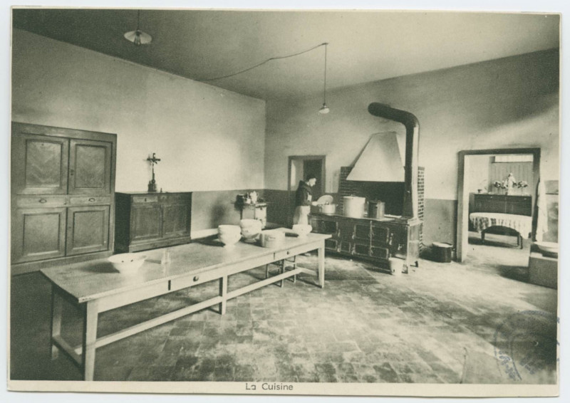 Carte postale ancienne La Cuisine. 8. - Les Novices-Convers s'initient aux différents services de la Communauté. Ici, un jeune Novice à la cuisine.