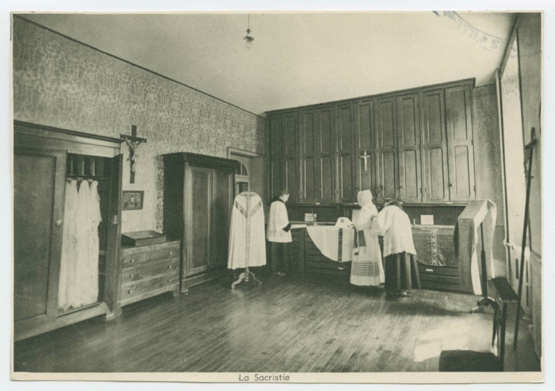 Carte postale ancienne La Sacristie. 15. - Les Novices aident à la préparation liturgique des Offices.