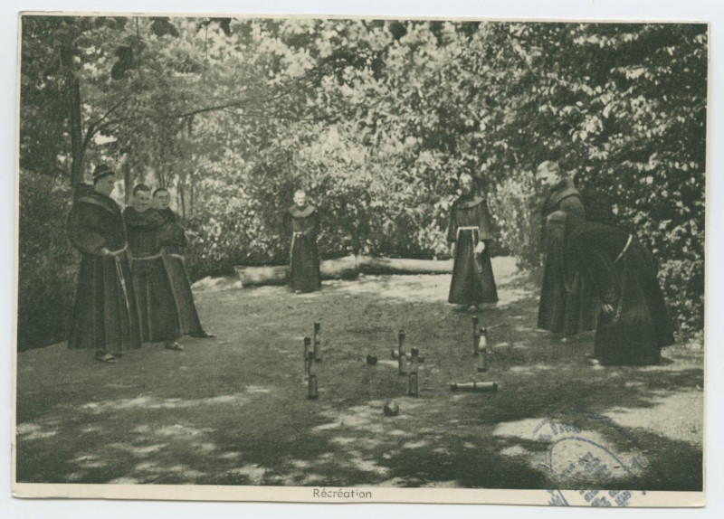 Carte postale ancienne Recreation. 12. - Deux fois par jour, les Novices avec toute la fougue de leur jeunesse se détendent et se récréent. Joie, étude et prière formen