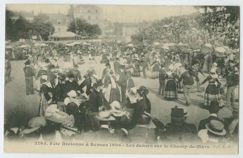 Carte postale ancienne 2163. - Fête Bretonne Rennes 1906. - Les danseurs sur le Champ-de-Mars.