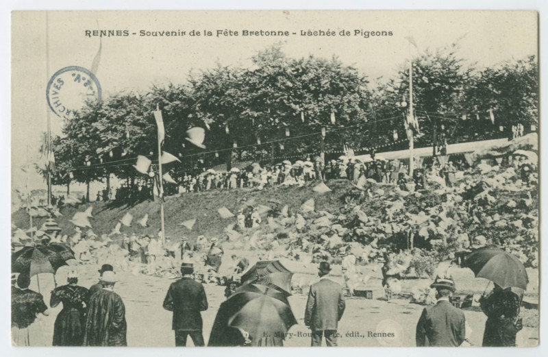 Carte postale ancienne Rennes - Souvenir de la Fête Bretonne - Laché de Pigeons.