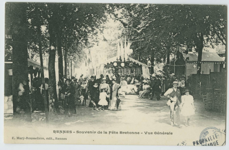Carte postale ancienne Rennes - Souvenir de la Fête Bretonne - Vue Generale