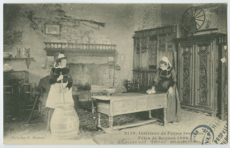 Carte postale ancienne 2156. - Intérieur de Ferme Bretonne - Fêtes de Rennes 1906.