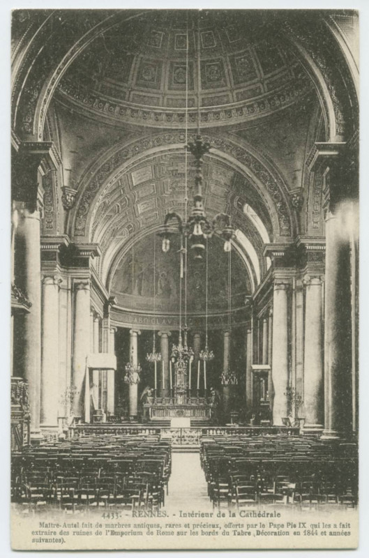 Carte postale ancienne 4435. - Rennes. - Intérieur de la Cathédrale. Maître-Autel fait de marbres antiques, rares et précieux, offerts par le Pape Pie Ix qui les a fait 