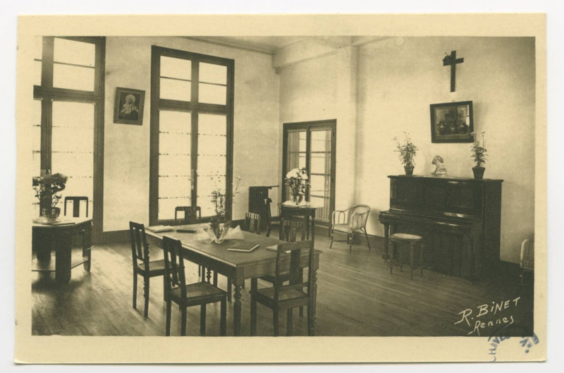 Carte postale ancienne Foyer Du Sacre Coeur De Marie  Rennes  Salle de repos.