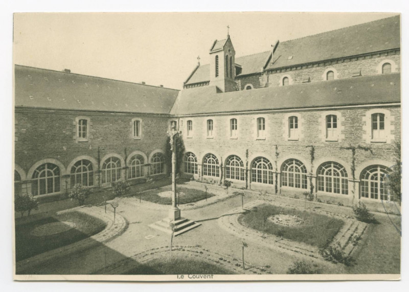 Carte postale ancienne Le Couvent 1. - La place d'honneur est réservée à la croix, et les jeunes postulants se forment sous le regard du Crucifié. Noviciat FRANCISCAIN, 