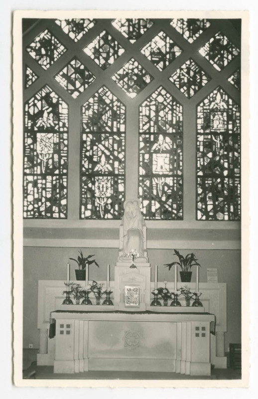 Carte postale ancienne Eglise Ste Jeanne D'Arc - Rennes (I.-et-V.) Autel de la Sainte-Vierge (Vitrail de M. Loirre à Chartres).