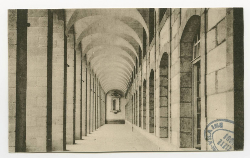 Carte postale ancienne [Cloître, promenoir]