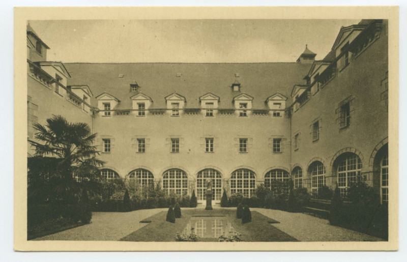 Carte postale ancienne Monastere De St-Cyr - Rennes. Le Préau, vue sur les cellules des Religieuses.