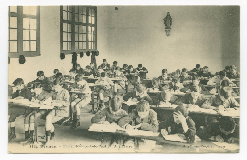 Carte postale ancienne 1324. Rennes. - Ecole St-Vincent-de-Paul. - Classe