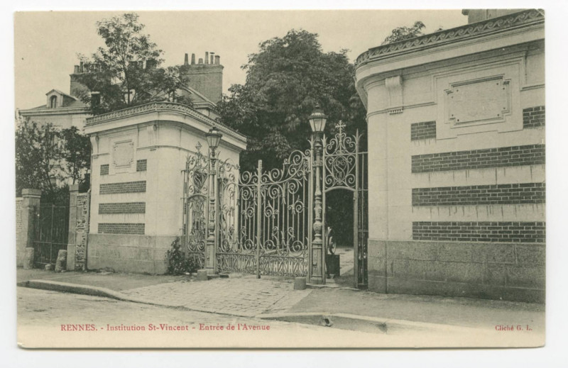 Carte postale ancienne Rennes. - Institution St-Vincent - Entrée de l'Avenue