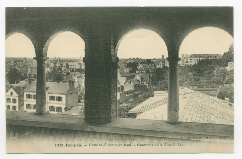 Carte postale ancienne 1320. Rennes. - Ecole St-Vincent-de-Paul. - Panorama de la Ville à l'Est