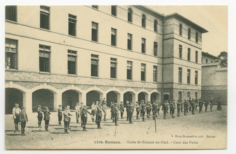 Carte postale ancienne 1319. Rennes. - Ecole St-Vincent-de-Paul. - Cour des Petits.