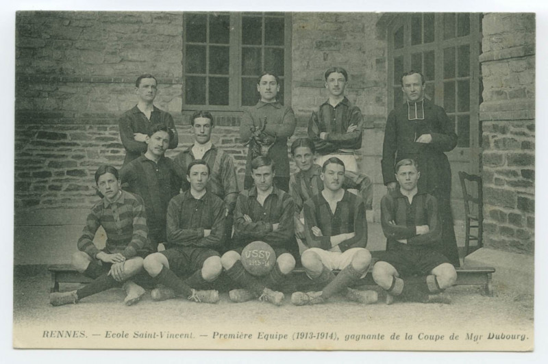 Carte postale ancienne Rennes. - Ecole St-Vincent-de-Paul. - Première Equipe (1913-1914), gagnante de la Coupe de Mgr Dubourg.