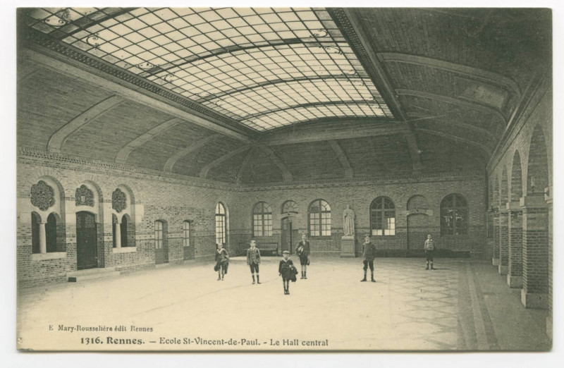 Carte postale ancienne 1316. Rennes. - Ecole St-Vincent-de-Paul. - Le Hall central