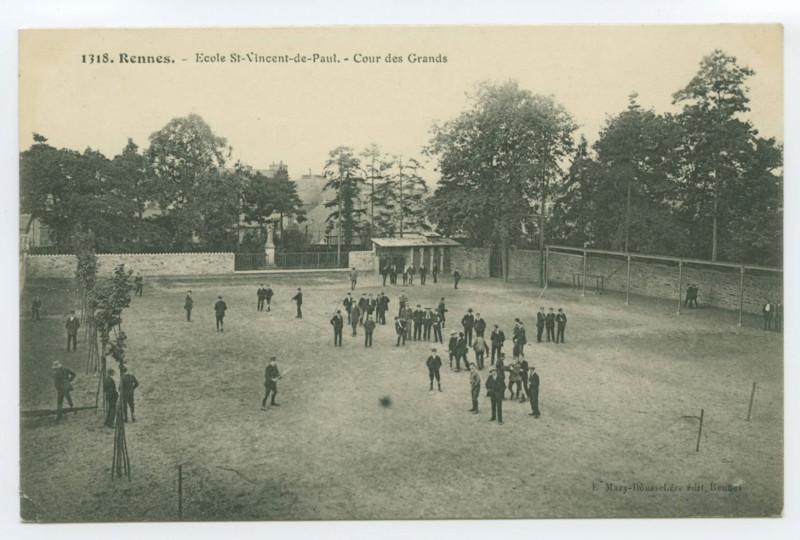 Carte postale ancienne 1318. Rennes. - Ecole St-Vincent-de-Paul. - Cour des Grands