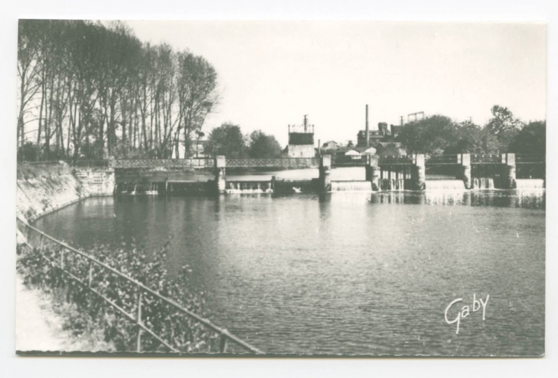 Carte postale ancienne [Vue sur un canal ace écluse, déversoir et pont]