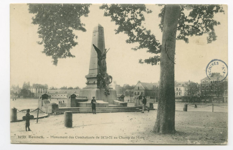 Carte postale ancienne 1933.Rennes. - Monument des Combattants de 1870-71 au Champ de Mars.