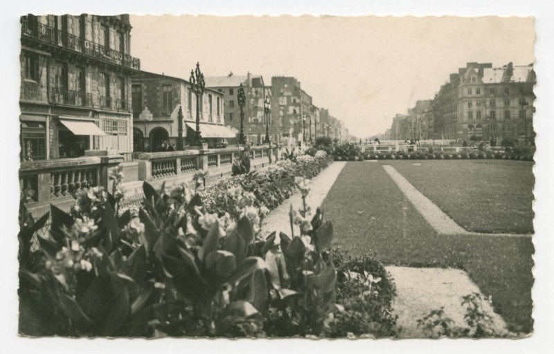 Carte postale ancienne Rennes (I.-et-V.). - Les Quais et les Jardins sur la Vilaine.