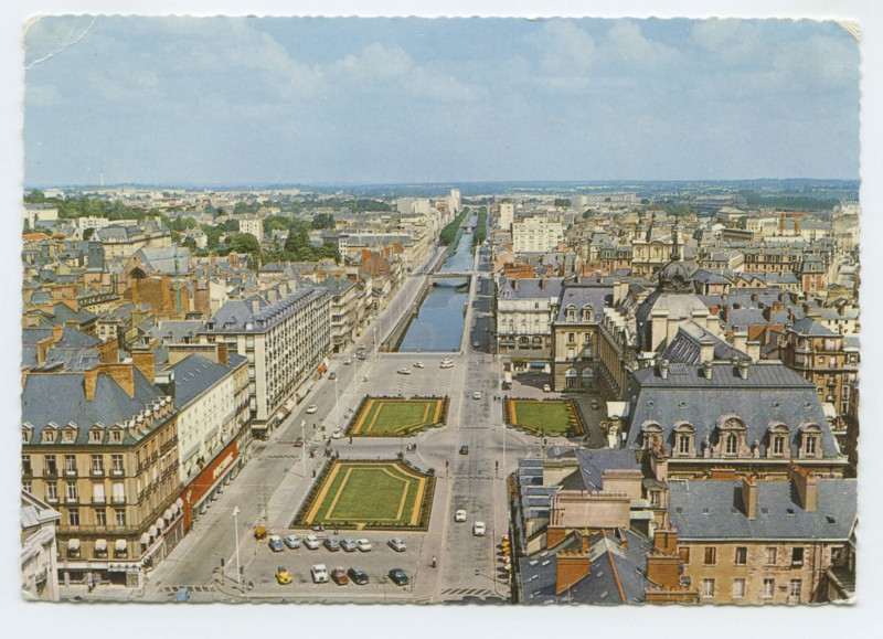 Carte postale ancienne Rennes (I.-et-V.). - Le Centre. Les Quais.