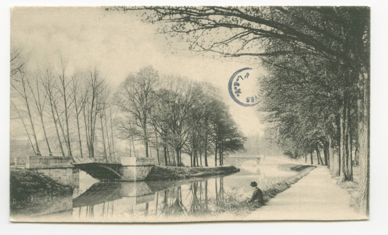 Carte postale ancienne [Paysage, un homme est assis au bord d' un cours d'eau devant un pont ]