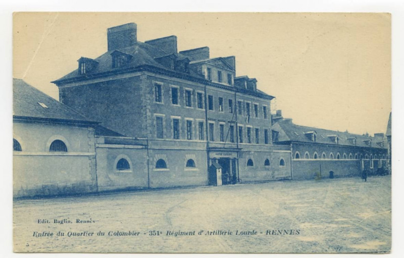 Carte postale ancienne Rennes - Entrée du Quartier du Colombier - 351e Régiment d'Artillerie Lourde