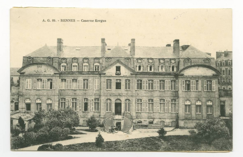 Carte postale ancienne 89. - Rennes - Caserne Kergus.