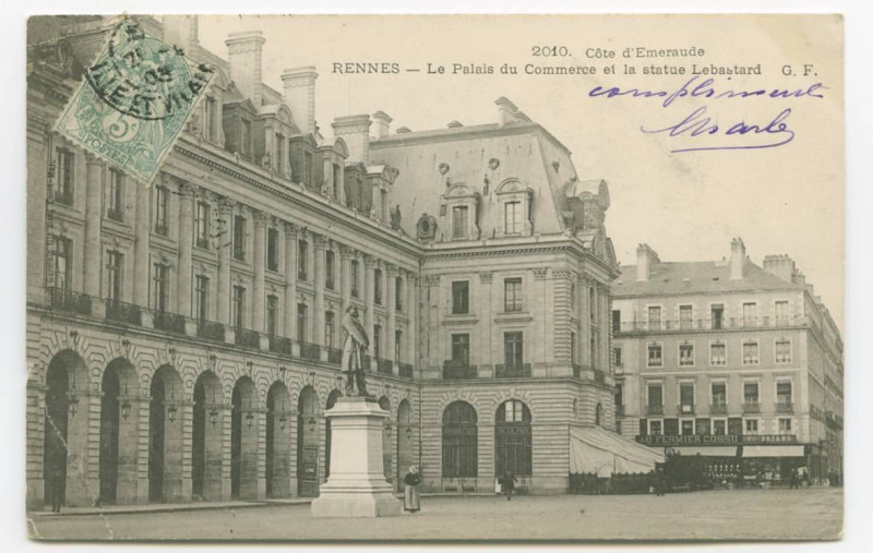 Carte postale ancienne Rennes - Le Palais du Commerce et la statue Lebastard G.F.