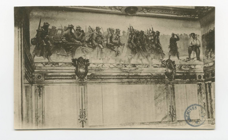 Carte postale ancienne [monument commémoratif composé d'une Fresque représentant un défilé de Poilus allant à la guerre. au dessous de cette fresque, des listes de nom