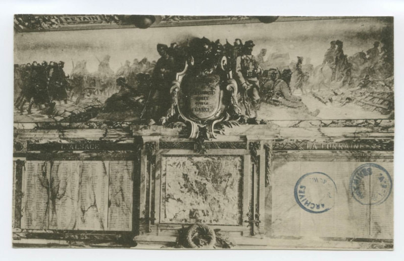 Carte postale ancienne [monument commémoratif composé d'une Fresque représentant un défilé de Poilus passant devant des soldats assis. au dessous de cette fresque, des 