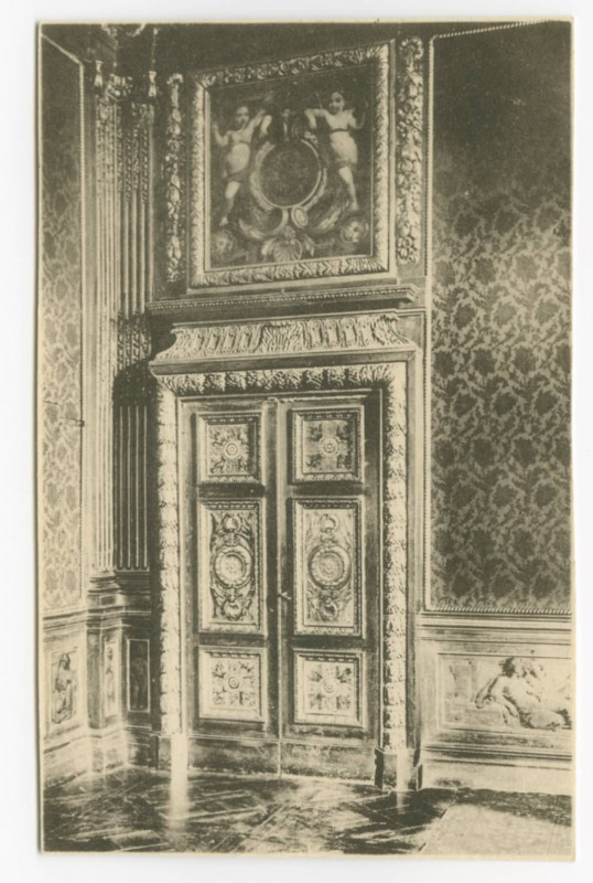 Carte postale ancienne [Parlement. - Chambre du conseil, Porte sculptée avec un  dessin encadré au-dessus.]