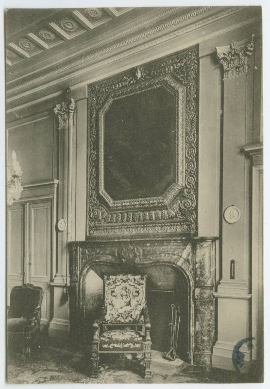 Carte postale ancienne [RENNES. - Palais de Justice. -  4° Chambre : cheminée et fauteuil]