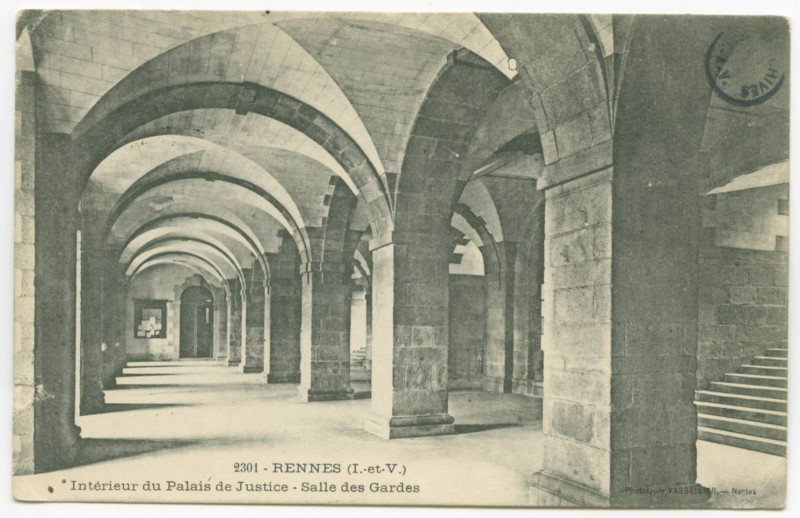 Carte postale ancienne 2301. - Rennes (I.-et-V.) - Intérieur du Palais de Justice - Salle des Gardes.