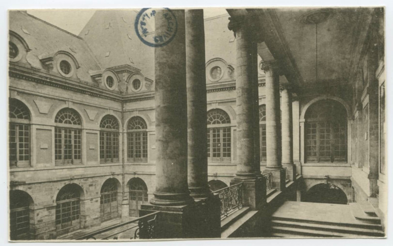 Carte postale ancienne [ Rennes. - Palais de Justice. Colonnades de la Cour Intérieure.]