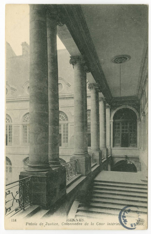 Carte postale ancienne 114. Rennes. - Palais de Justice. Colonnades de la Cour Intérieure.