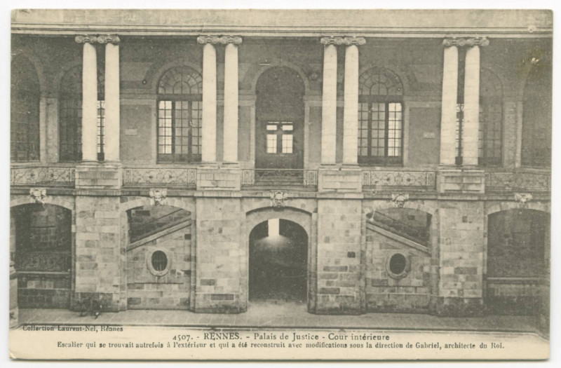 Carte postale ancienne 4507. Rennes. - Palais de Justice. Cour Intérieure. Escalier qui se trouvait autrefois à l'extérieur et qui a été reconstruit avec des modificati