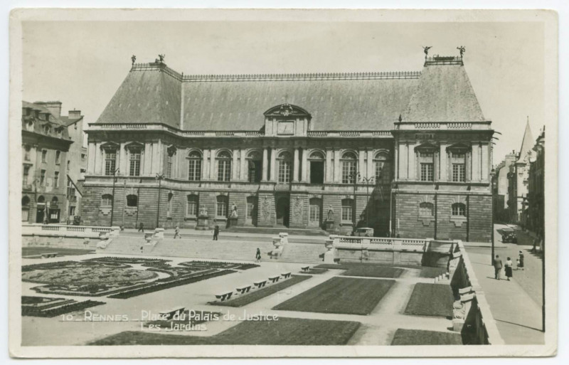 Carte postale ancienne 10. - Rennes. - Place du Palais de Justice - Les Jardins