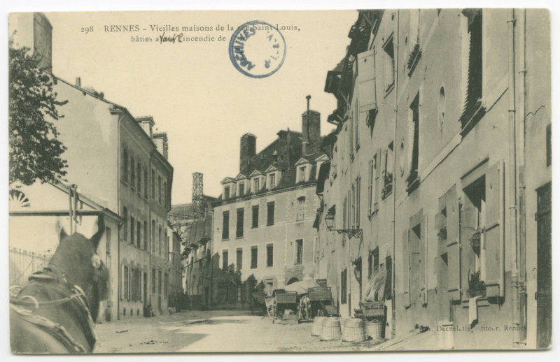 Carte postale ancienne 298 Rennes - Vieilles maisons de la Rue Saint-Louis, bâties après l'incendie de 1720.