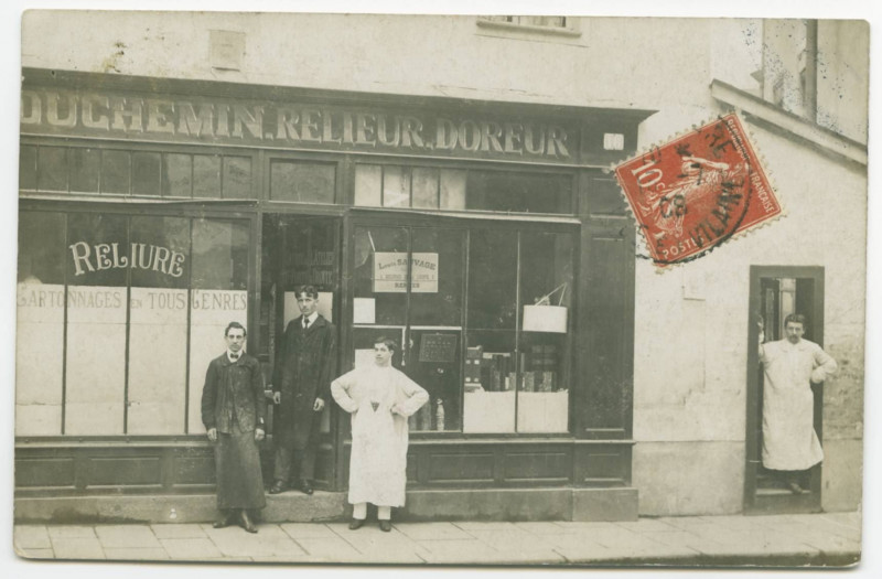 Carte postale ancienne [RENNES. - Vitrine d'un artisan Relieur doreur]