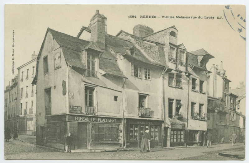 Carte postale ancienne 1094 Rennes - Vieilles Maisons Rue du Lycée [dont un bureau de placement]
