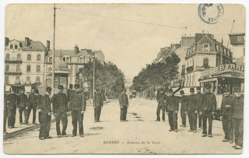 Carte postale ancienne Rennes. - Avenue de la Gare