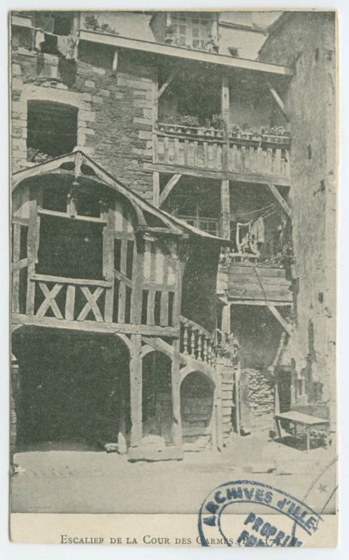 Carte postale ancienne Escalier de la Cour des Carmes.