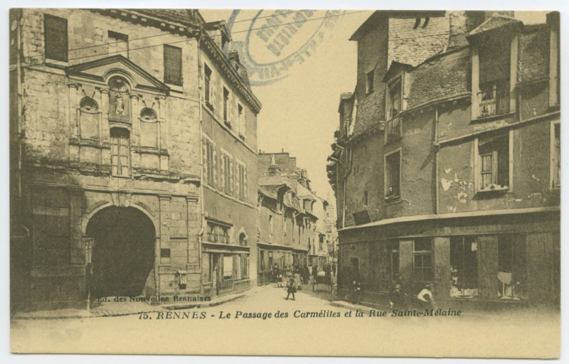 Carte postale ancienne 75 Rennes - Le Passage des Carmélites et la Rue Saint-Mélaine.