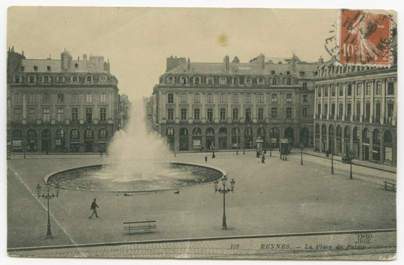Carte postale ancienne 102. Rennes. - La Place du Palais