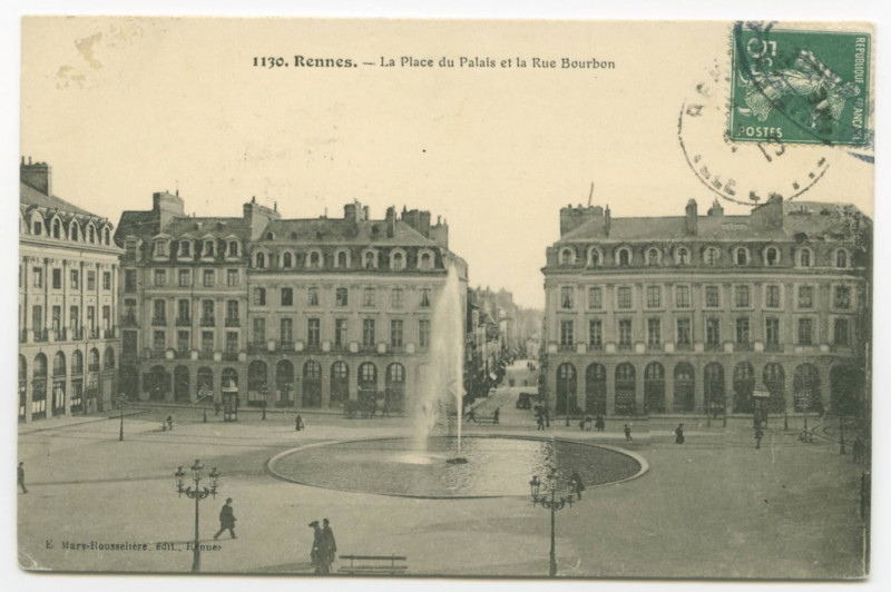 Carte postale ancienne 1130 Rennes. - La Place du Palais et la Rue Bourbon