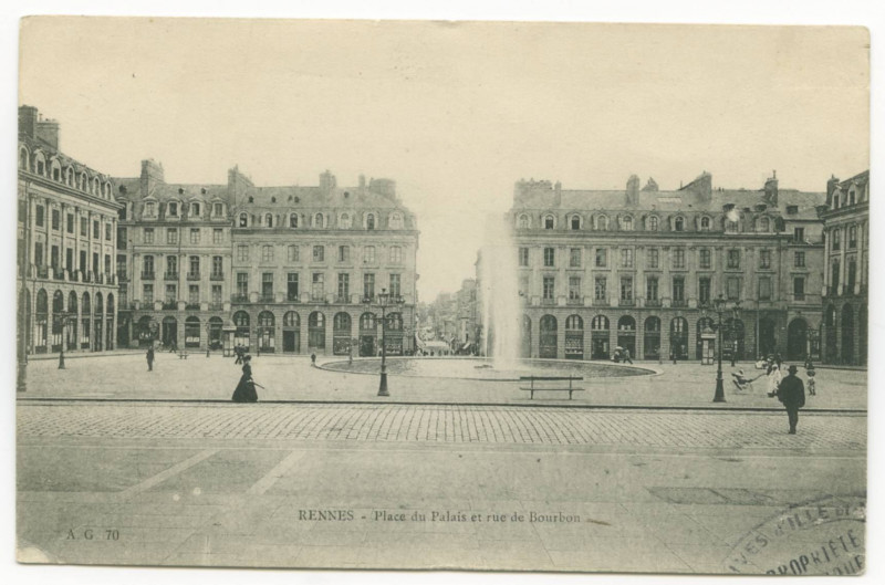 Carte postale ancienne Rennes. - Place du Palais et Rue Bourbon