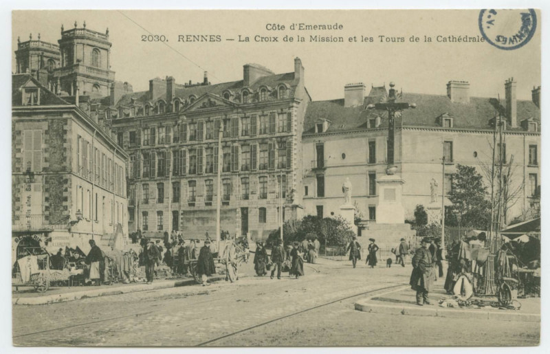 Carte postale ancienne 2030.  Rennes - La Croix de la Mission et les Tours de la Cathédrale